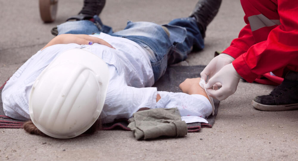 Odszkodowanie za wypadek ze spadającymi przedmiotami w UK